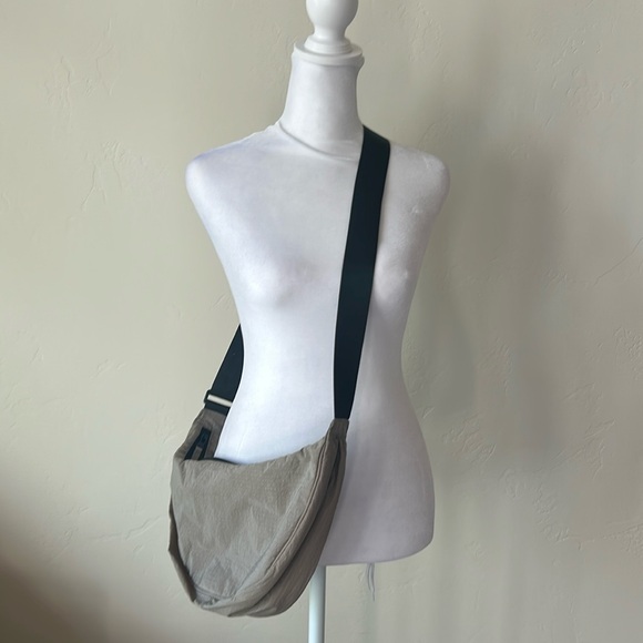 H & M Crossbody Bag with Adjustable Strap. Khaki bag with Black Strap.Never used - Picture 1 of 6